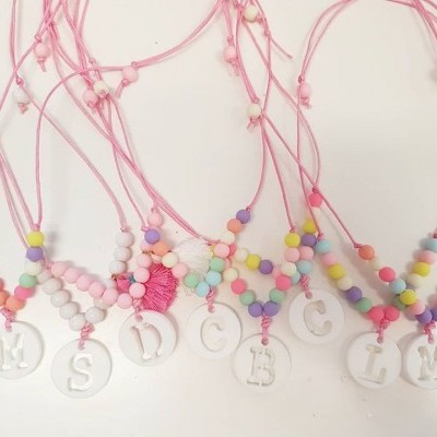 Colares infantis coloridos com pendentes de letras brancas
