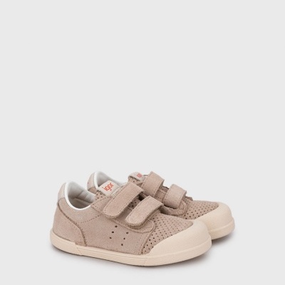 Sapatilhas infantis bege com fecho de velcro e sola clara