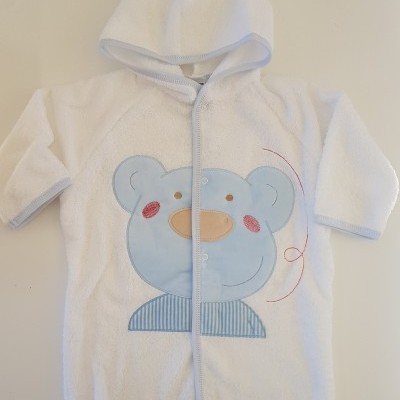 Roupão de bebé branco com ursinho azul bordado na frente, com capuz.
