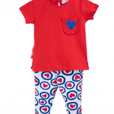 Conjunto infantil com t-shirt vermelha e calças brancas com padrão de corações