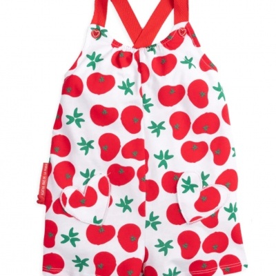 Macacão infantil branco com estampado de tomates vermelhos e folhas verdes e alças vermelhas