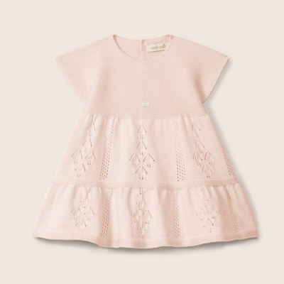 Vestido de bebé rosa claro em malha com padrão tricotado e botão na frente