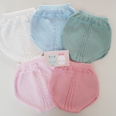 Conjunto de cinco tapa-fraldas de malha em várias cores com um cartão decorativo entre eles