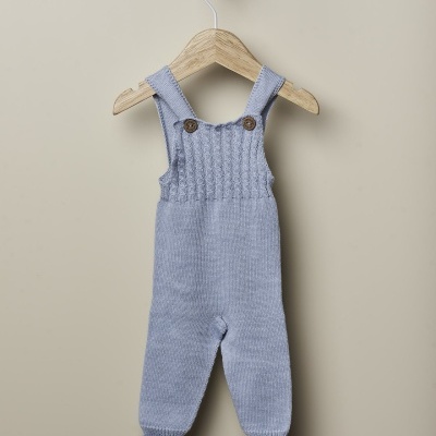 Jardineira de malha cinzenta clara para bebé pendurada num cabide de madeira