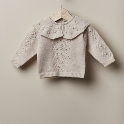 Camisola de malha bege para bebé com padrão texturizado e gola grande