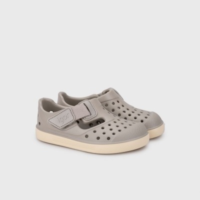Sapatos infantis cinza claro com sola bege e fecho de velcro