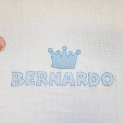 Fralda branca com nome Bernardo e coroa azul, etiqueta Baby Store
