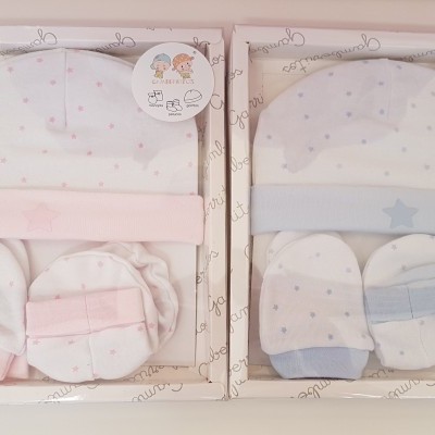 Conjuntos de roupa para bebé em caixas, um rosa e um azul, com gorro, touca e luvas
