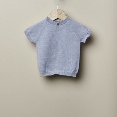 Camisola de malha azul clara para criança com manga curta pendurada num cabide