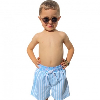 Criança com calção de banho azul claro às riscas brancas e óculos de sol castanhos.