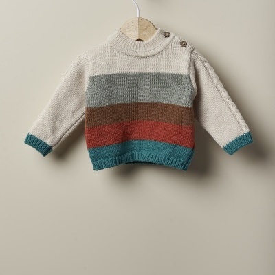 Camisola de bebé de malha com riscas coloridas pendurada num cabide