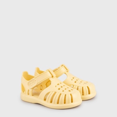 Sandálias de criança amarelas com fecho ajustável e aberturas largas