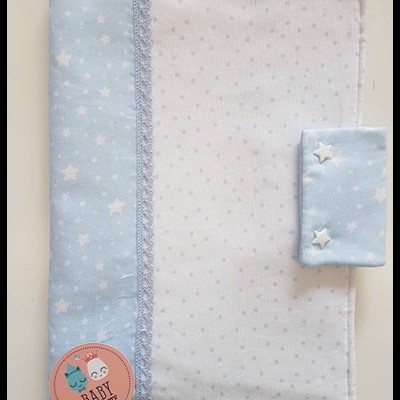 Capa para caderneta de bebé em azul e branco com padrão de estrelas e pontos.