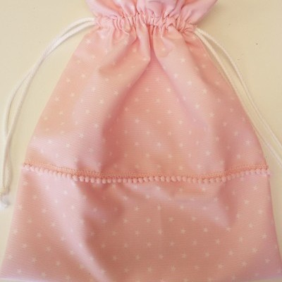 Saco rosa com estrelas brancas e cordão de aperto