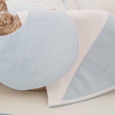 toalhitas de tecido azul claro e branco com bordado branco da palavra Olá