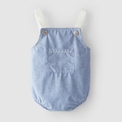 Macacão curto de bebé azul com riscas brancas e alças brancas