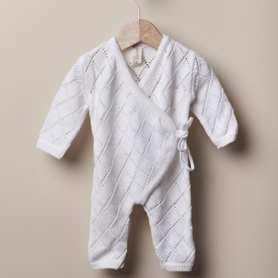 Macacão de bebé branco em malha com padrão de losangos