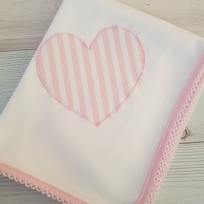 Fralda branca com borda rosa e coração rosa às riscas