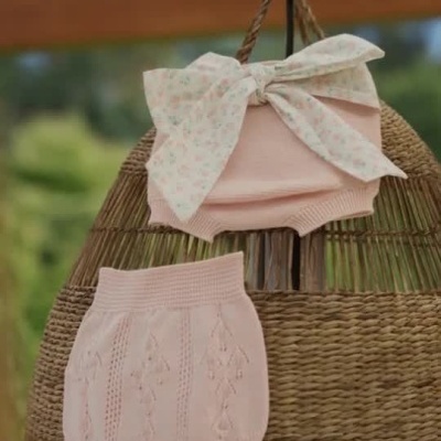 Tapa fralda com laço tricotado em algodão orgânico | BOUNDLESS LOVE