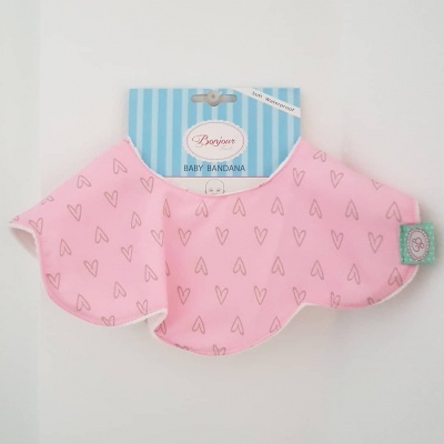 Bandana rosa para bebé com corações pequenos e embalagem azul às riscas