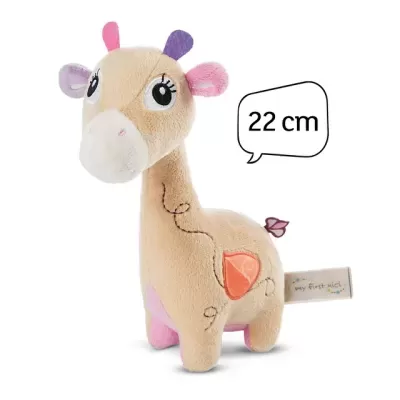 Pelúcia de girafa bege com detalhes rosa e roxo, olhos grandes bordados e etiqueta na lateral.
