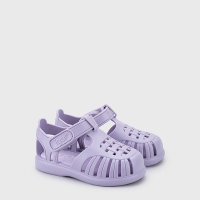 Sandálias lilases de plástico com fecho de velcro e aberturas entrelaçadas.