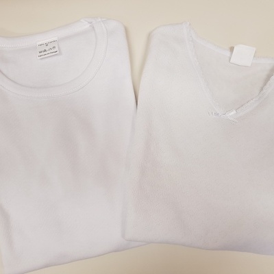 dois t-shirts brancos dobrados um com gola redonda e outro com gola em v