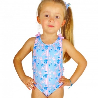 Fato de banho azul claro com flores e laços cor-de-rosa usado por menina