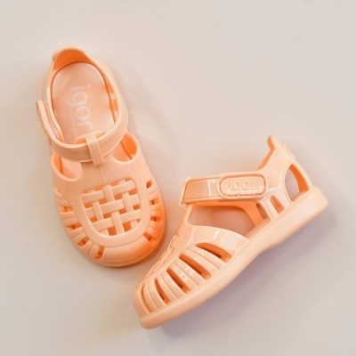 Sandálias cor de pêssego de plástico com tiras e fecho de velcro