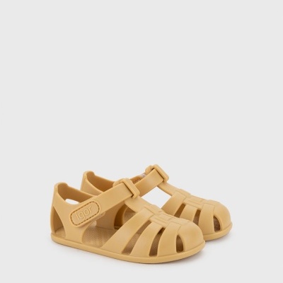 Sandálias plásticas amarelas para criança com fecho de velcro e etiqueta IGOR