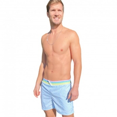 Homem a usar calções de banho azul claro com riscas brancas e cós colorido
