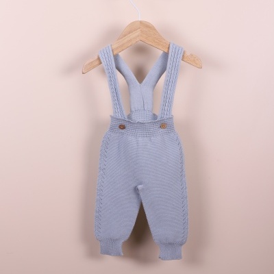 Calças de bebé em malha azul clara com alças e botões em madeira