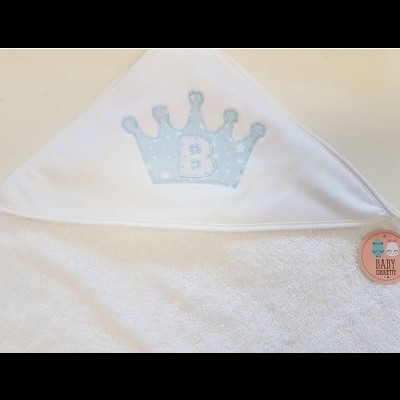 Toalha de bebé branca com capuz e coroa azul com letra B