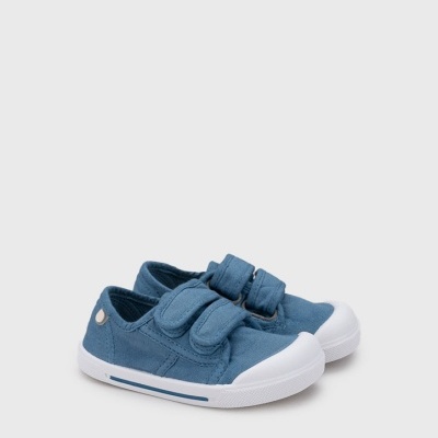 Sapatilhas infantis azuis com fecho de velcro e sola branca