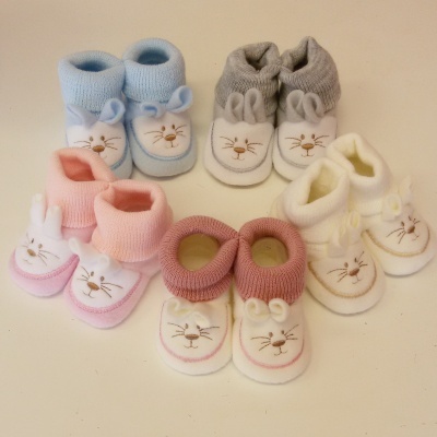 Cinco pares de botinhas de bebé de tecido com rosto de coelho bordado