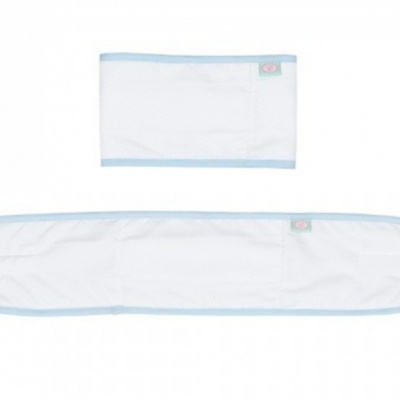 Conjunto de peças têxteis brancas com bordas azuis