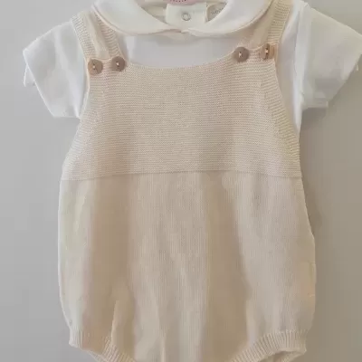 Macacão bebé castanho claro com camisola branca em cabide branco