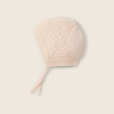 Gorro de malha bebé rosa claro com padrão de folhas e fitas para amarrar