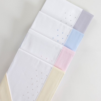 Lenços brancos com bordas coloridas e pequenos bordados em pontos coloridos