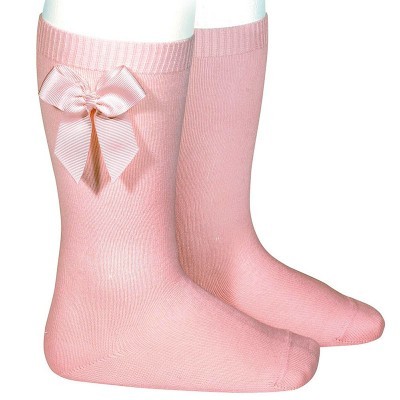 Meias cor-de-rosa com laço em manequim branco