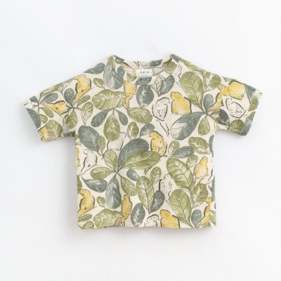 T-shirt infantil com estampa de folhas e limões amarelos
