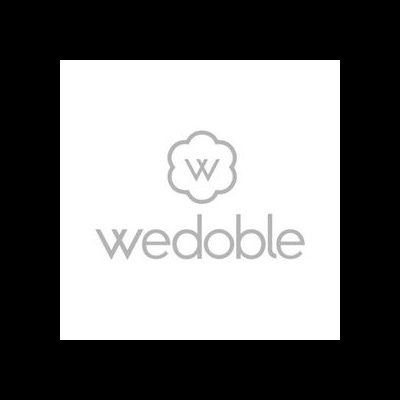 Logótipo wedoble com letra W dentro de flor cinza