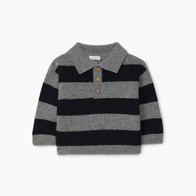 Camisola de malha cinzenta e azul escura com gola de camisa e botões de madeira.