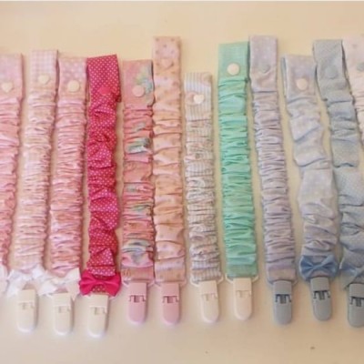 Cintos elásticos coloridos para crianças alinhados numa superfície clara.