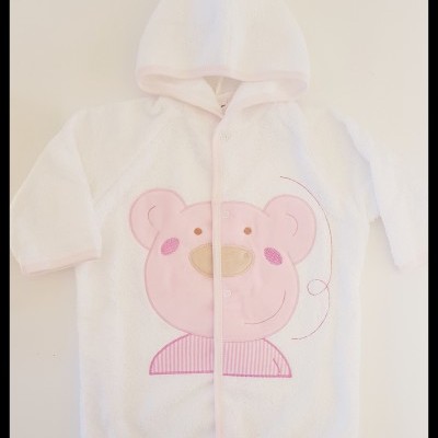 Roupão de bebé branco com capuz e desenho de ursinho rosa