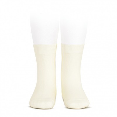 Meias creme lisas com punho canelado em manequim branco