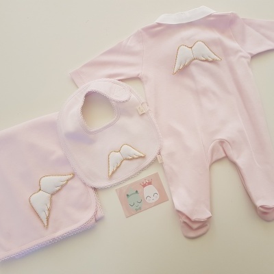 Conjunto de roupa de bebé rosa com padrão de asas brancas