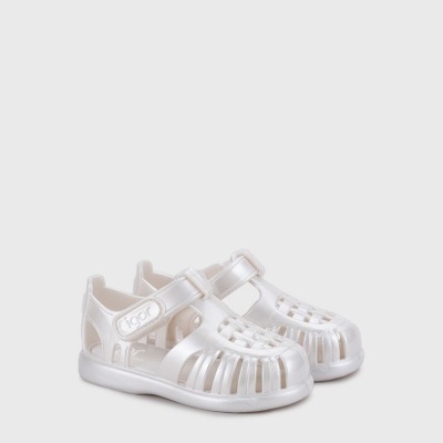 Sandálias infantis brancas em plástico com tiras e fecho velcro