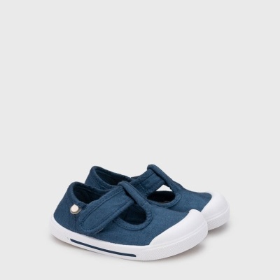 Sapatilhas infantis azuis com sola branca e fecho velcro