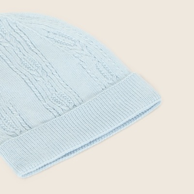 Gorro de malha azul claro com padrão de tranças